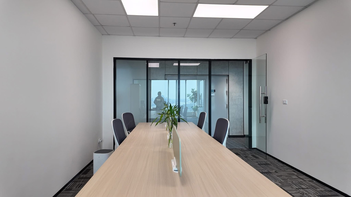 For RentOfficeKhlongtoei, Kluaynamthai : OK Space Punn, fully furnished office in Rama 4 area, near MRT Khlong Toei, view of Bang Krachao water curve, 28th floor, area 42 sq m., rent 50,400 baht*/sq m./month.