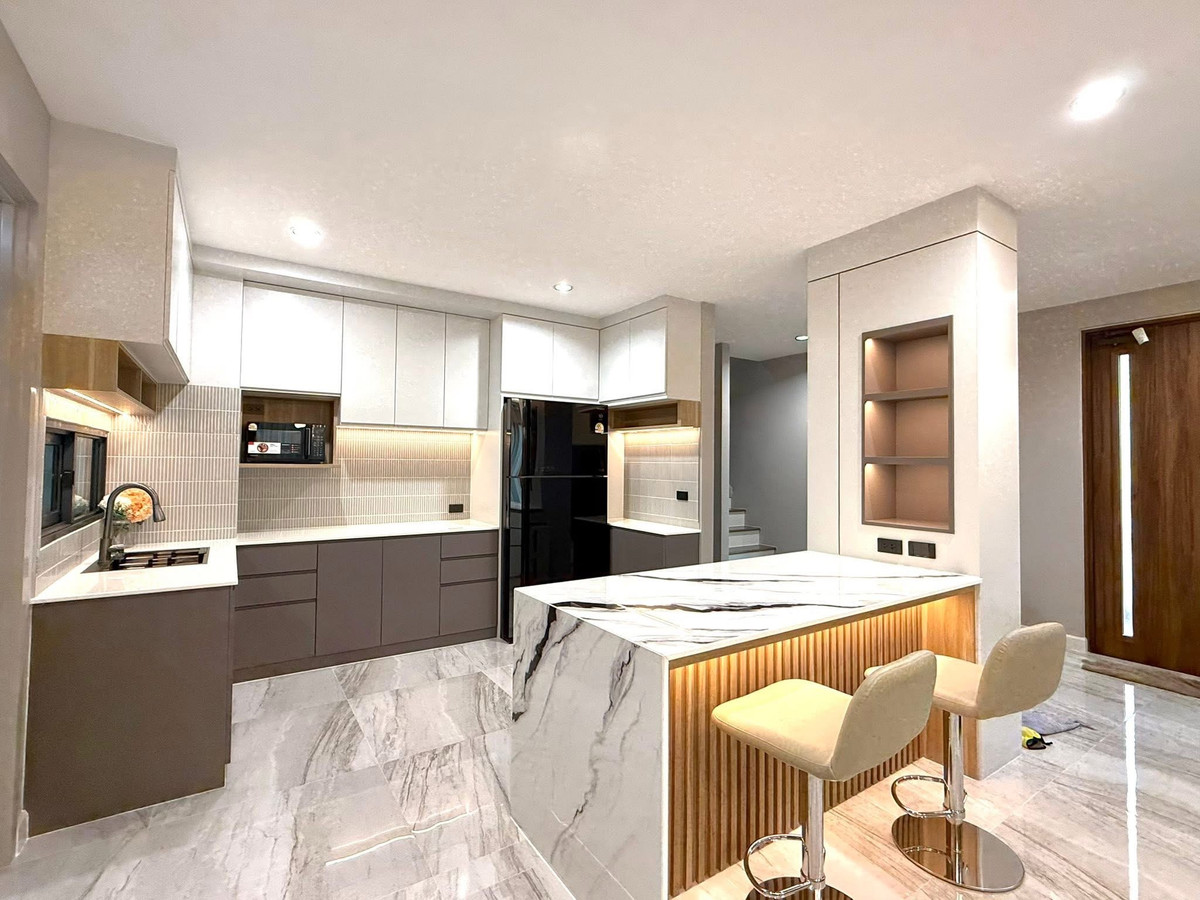 For RentHouseBangna, Bearing, Lasalle : FOR Rent Baan Klang Muang The Edition Bangna Phase 2, garden view in front of the project, 4 bedrooms, pets accepted.