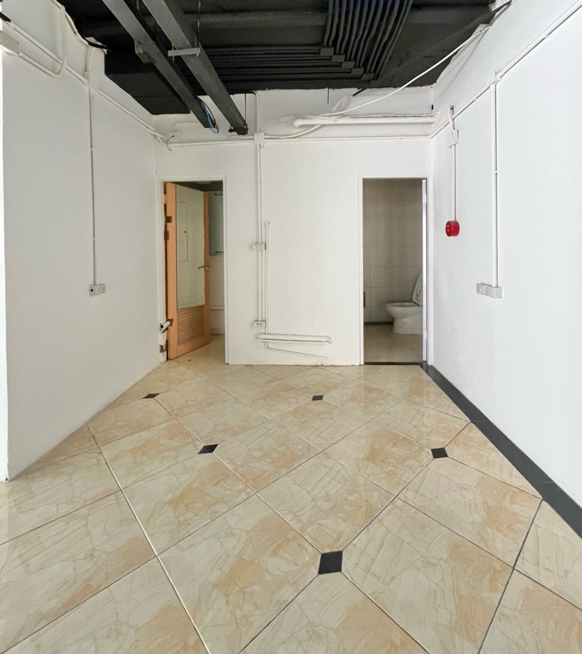 For RentRetail SpaceWitthayu, Chidlom, Langsuan, Ploenchit : Business space, size 311 sq m., G floor + mezzanine, next to the road, good location, near BTS Chidlom, Lang Suan, Witthayu, embassy and Lumpini Park, Ratchadamri ((has parking))