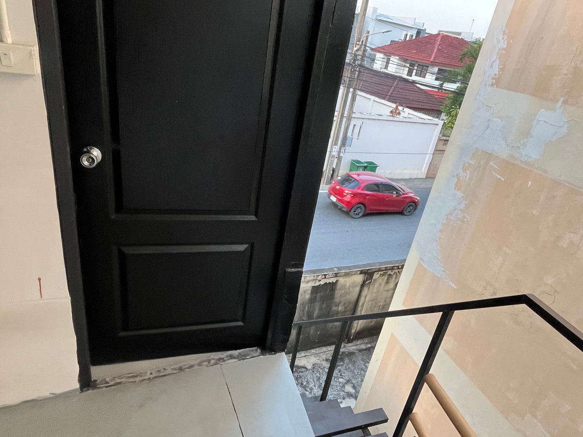 ขายสำนักงานเกษตร นวมินทร์ ลาดปลาเค้า : ขายที่ดินติดถนนเกษตรนวมินทร์ 20 ตรว. พร้อมออฟฟิต  ขาย 4.7 ล้าน  