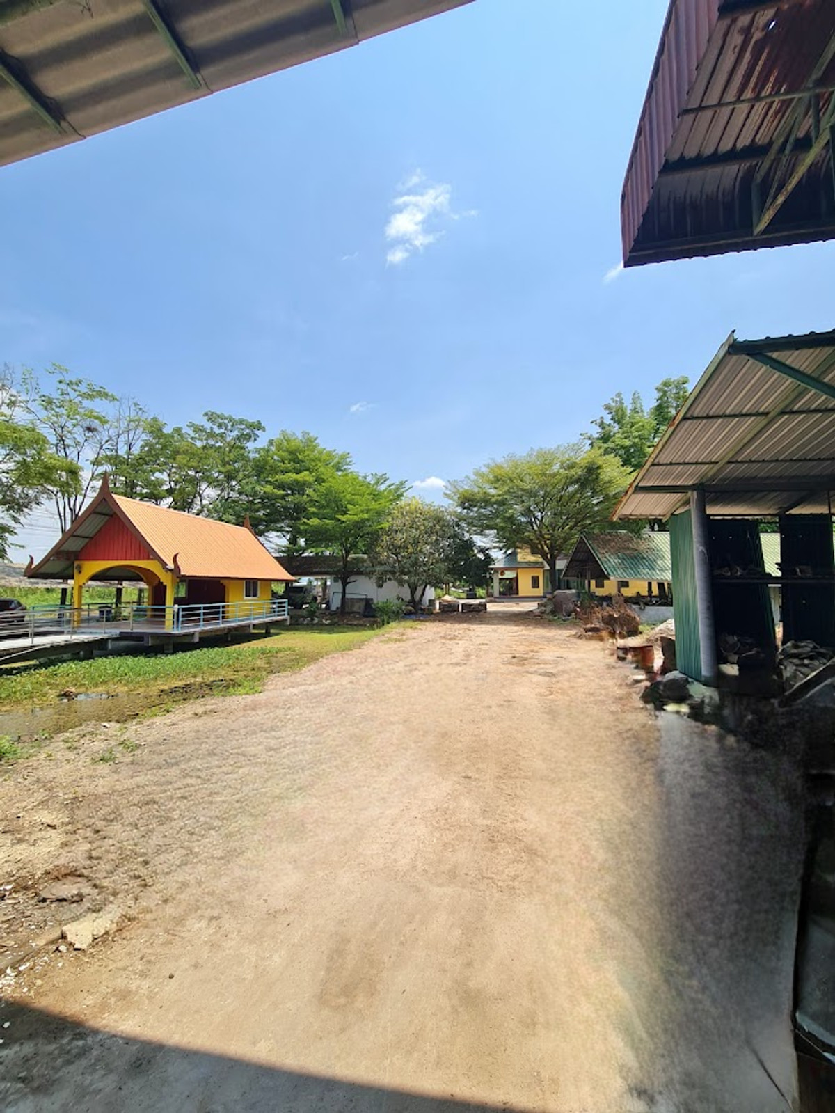 For SaleLandNakhon Pathom : Land for sale in Nakhon Pathom, Sam Phran District, with buildings, total area 6-3-79 rai, near Phetkasem Road.