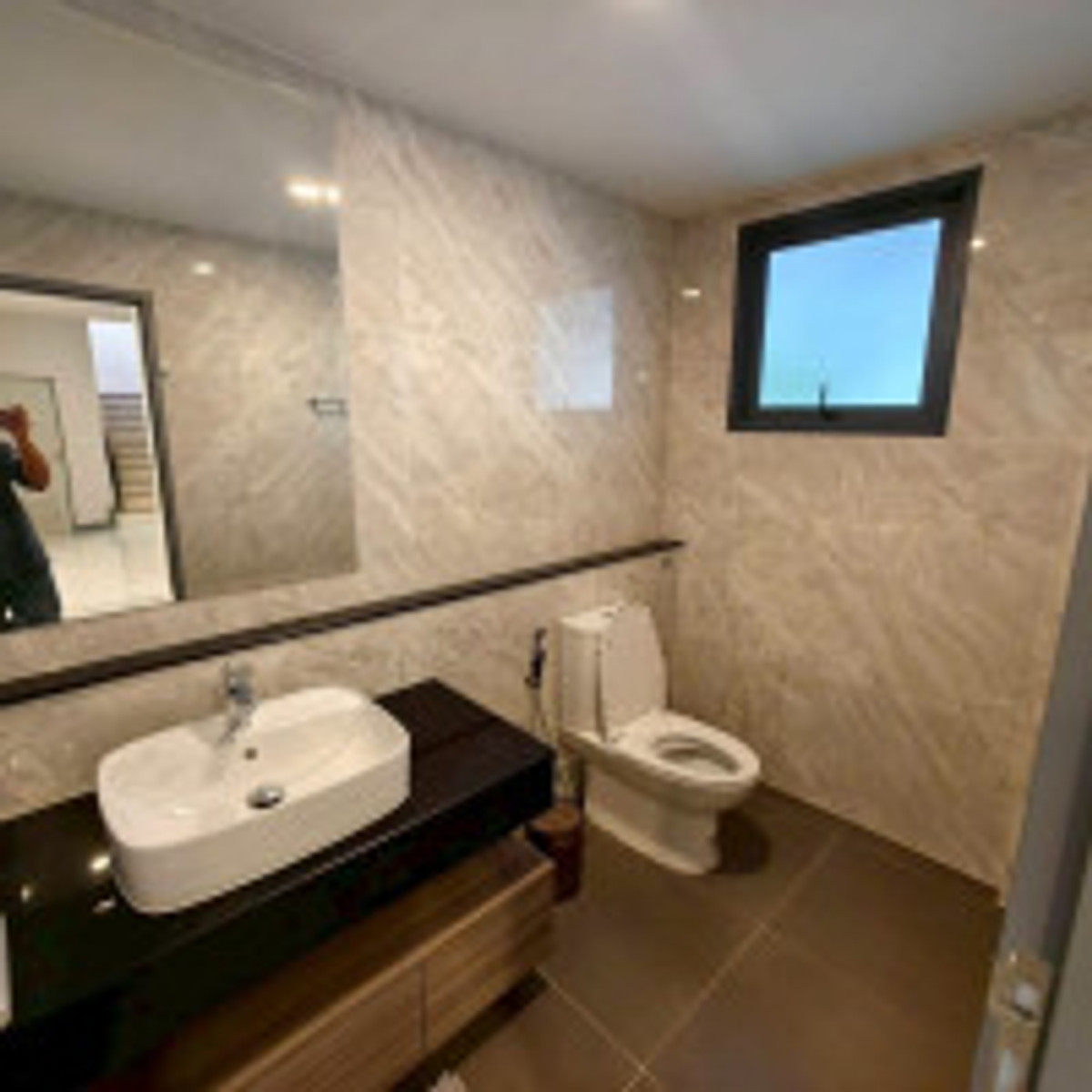 HouseLadkrabang, Suwannaphum Airport : Sell/rent luxury house THE CITY Sukhumvit-On Nut Private corner house, 4 bedrooms, 5 bathrooms, 18.5 million (rent 1 hundred thousand), has a separate pet room, fully furnished, ready to move in, AP quality society.