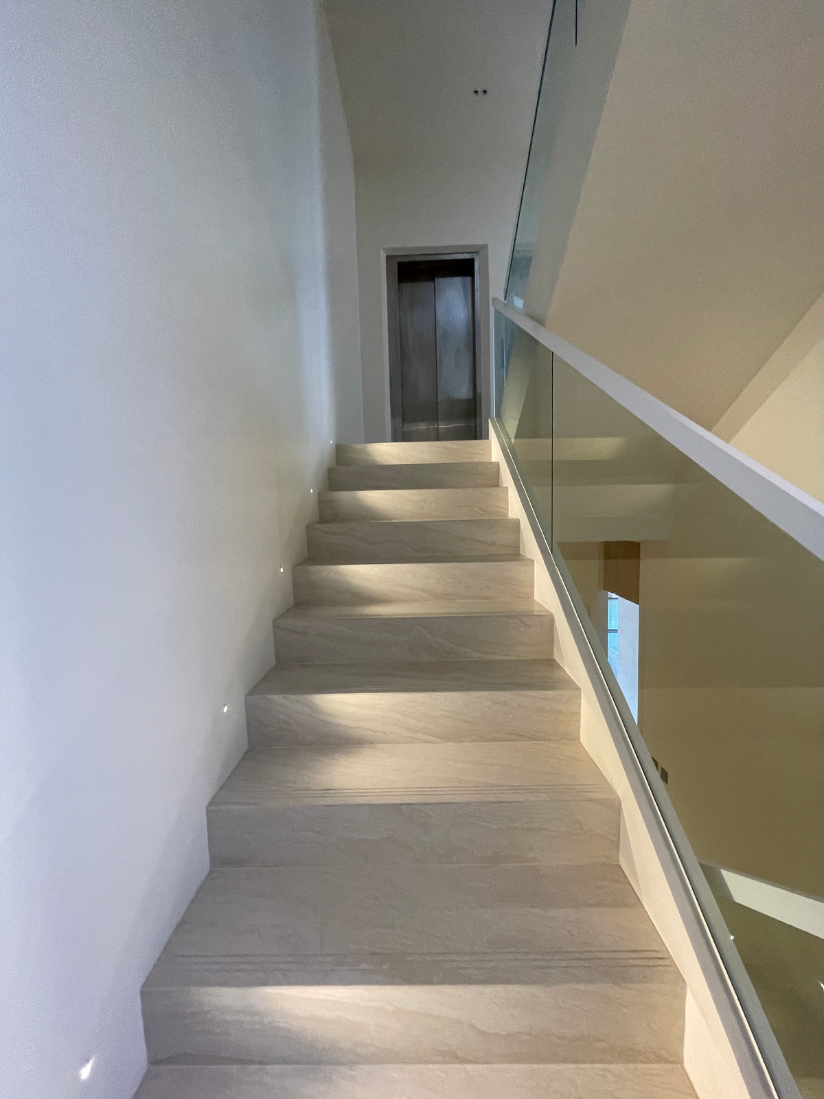 ขายบ้านเลียบทางด่วนรามอินทรา : 🔥 EXCLUSIVE PROMOTION 🔥โอกาสสุดท้ายในการครอบครองในราคาพิเศษที่สุด [ขาย] 💎 Ultra Luxury Show Unit | ELIVA Ekkamai - Eastville 💎 บ้านเดี่ยวหรู 3 ชั้น ดีไซน์ Mid-Century Modern — ความเป็นส่วนตัวสูงสุดเพียง 4 ยูนิตในโครงการ!