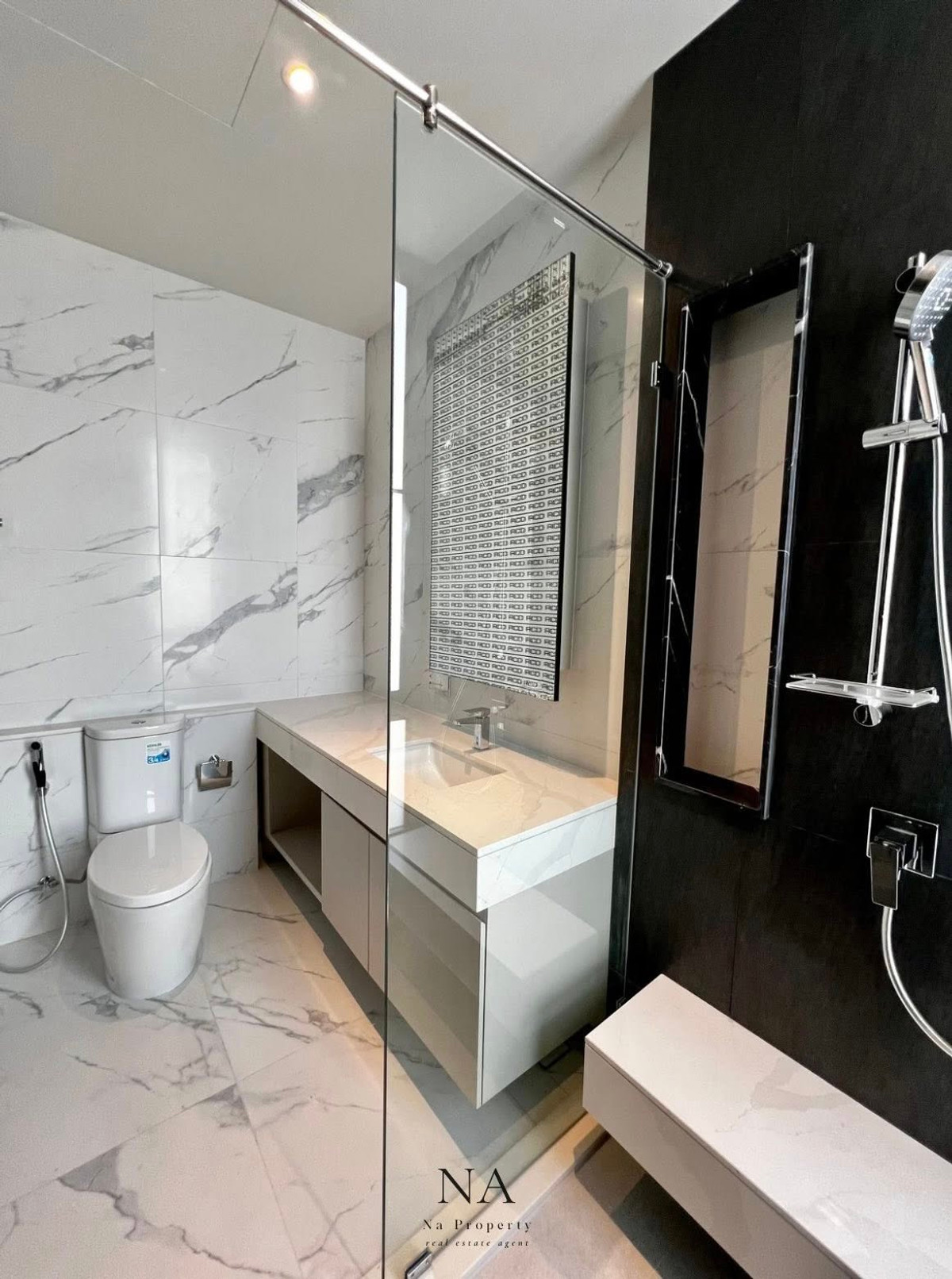 บ้านพัฒนาการ ศรีนครินทร์ : House for rent: Malton Gates new Krungthep Kreetha, 250,000 THB. 5 bedrooms, 6 bathrooms, 544 sq m usable area, 107.7 sq wah land area. Near Rama 9, Pattanakarn, Suan Luang, Srinakarin, Bang Na, Suvarnabhumi Airport, Ramkhamhaeng, Ploenchit, Sukhumvit.