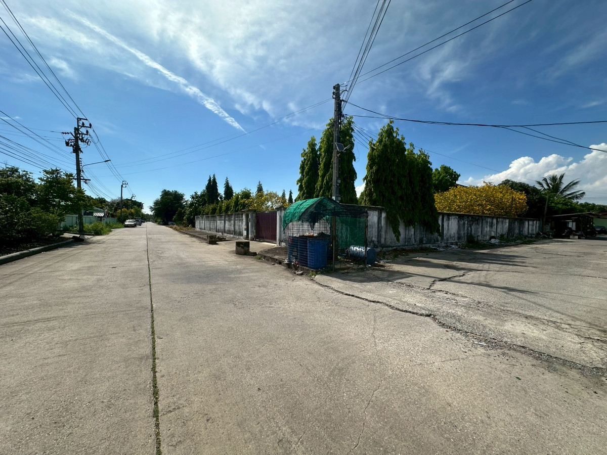 For SaleLandBang kae, Phetkasem : Empty land for sale, Soi Ruam Yat, area 8-0-72 rai, good location, convenient travel, access to water and electricity.