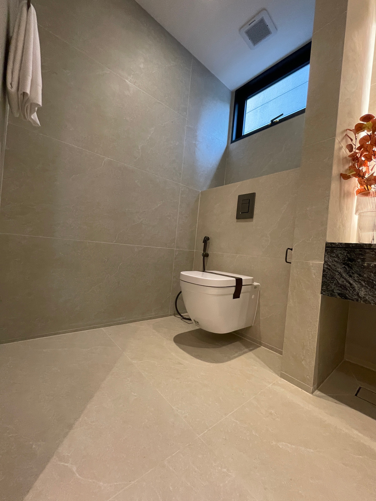 ขายบ้านเลียบทางด่วนรามอินทรา : "หนึ่งเดียวบนเลียบด่วน! Cira Residences บ้านเดี่ยว Ultra-Luxury 3.5 ชั้น พื้นที่ 845 ตร.ม. พร้อมสระว่ายน้ำส่วนตัว | ใกล้ทองหล่อ-พระราม 9 เพียงไม่กี่นาที (สังคมส่วนตัวเพียง 9 ยูนิต)"