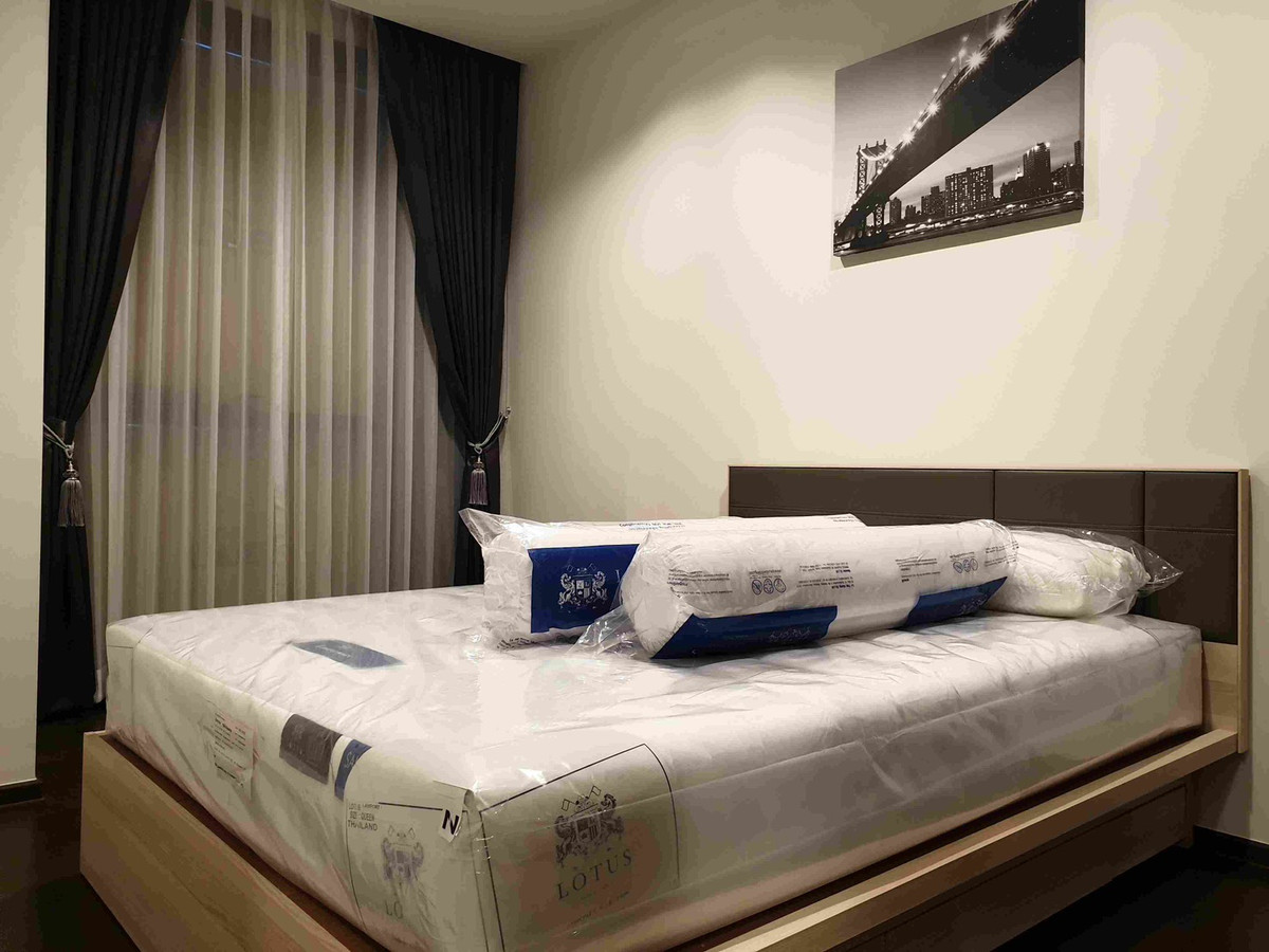 For SaleCondoRatchathewi,Phayathai : High-floor unit, beautifully decorated, great value. Condo for sale at The Line Ratchathewi by Sansiri. Only 220 meters to BTS Ratchathewi and 850 meters to Siam Paragon. Urgent sale.