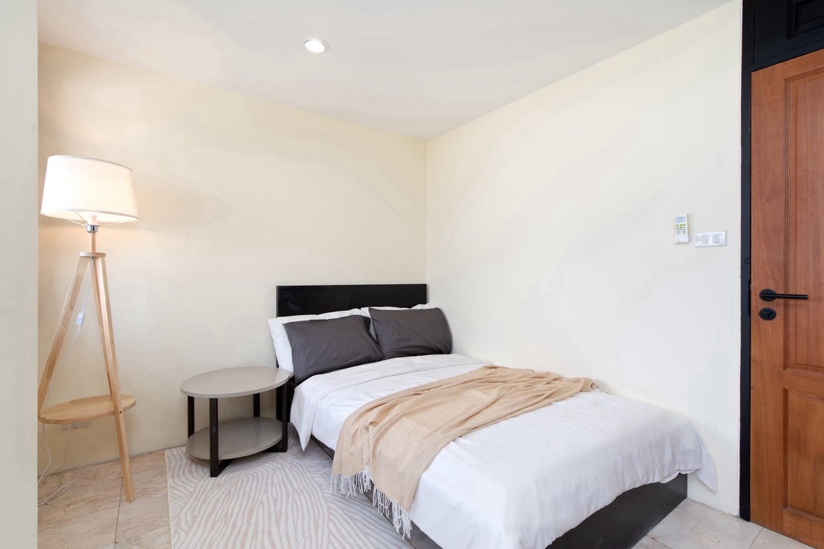 For RentCondoSukhumvit, Asoke, Thonglor : 3-Bedroom Condo for Rent Sukhumvit 15 Opposite NIST near BTS Asoke, Newly Renovated 150 sq.m. Family Unit