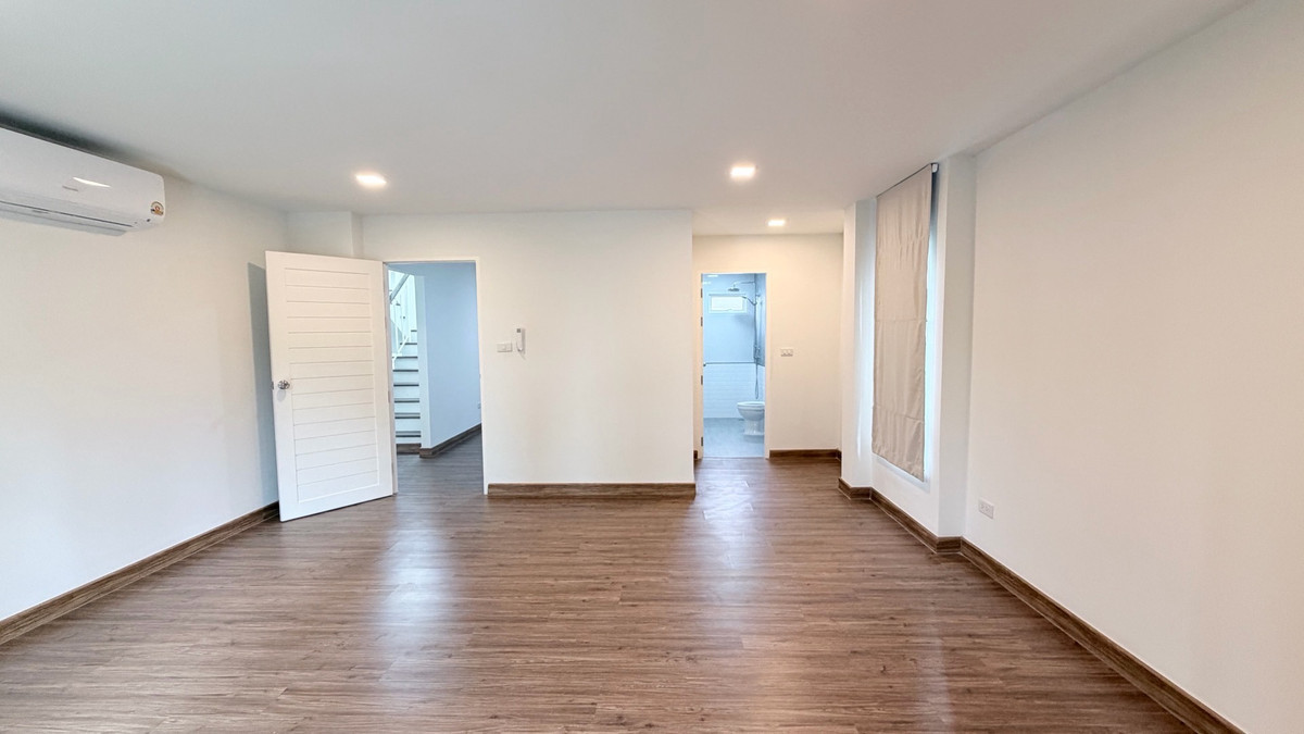 ให้เช่าอ่อนนุช อุดมสุข : บ้าน 3 ชั้น ตกแต่งสวยงาม ให้เช่า ย่านอ่อนนุช-ศรีนครินทร์ ใกล้ปิงมาร์เช่ปาร์ค เพียง 800 เมตร