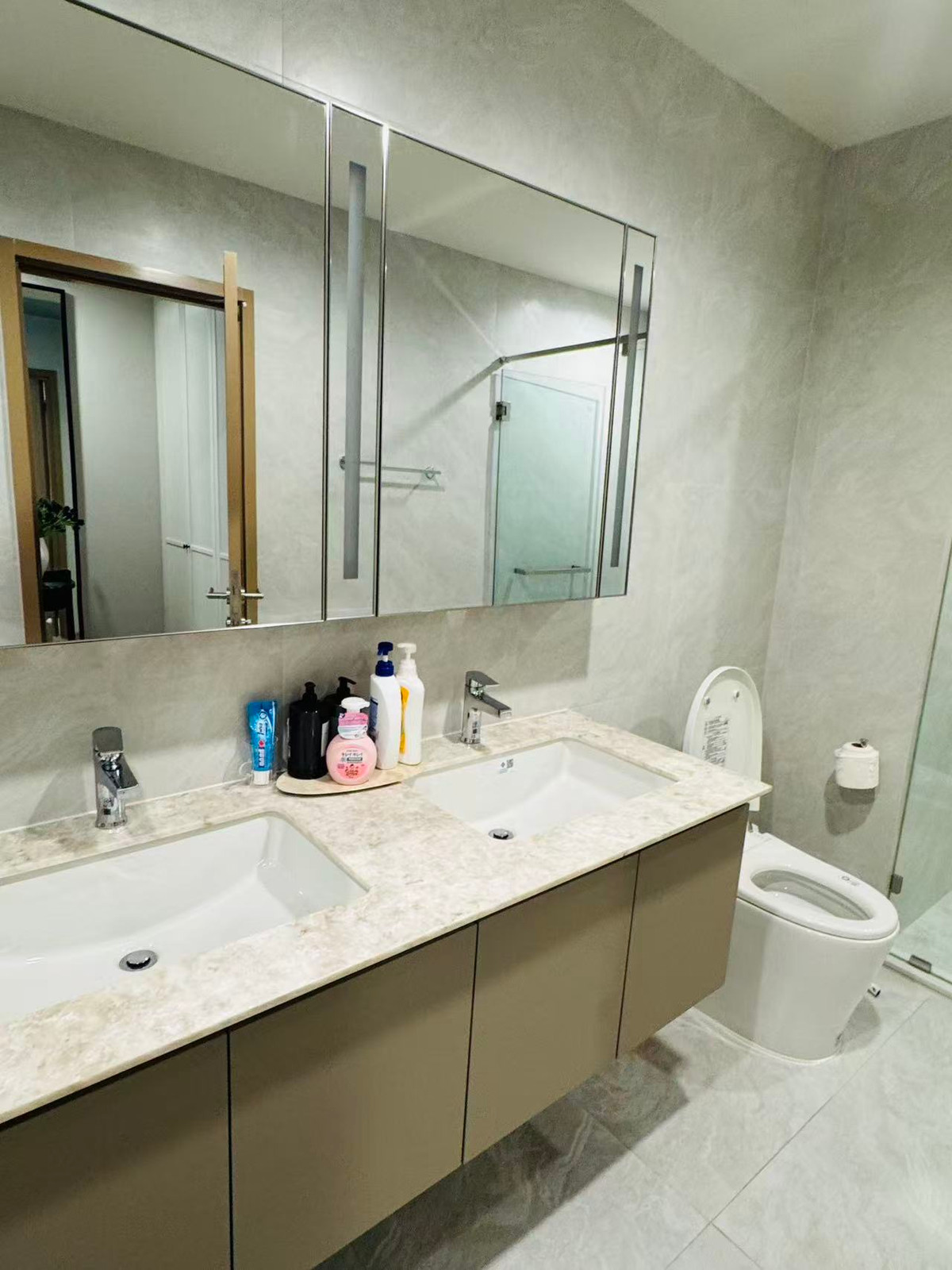 For RentCondoRama9, Petchburi, RCA : RCA  Brand new 3 bedrooms condo  137 sqm rent 120,000 thb one month