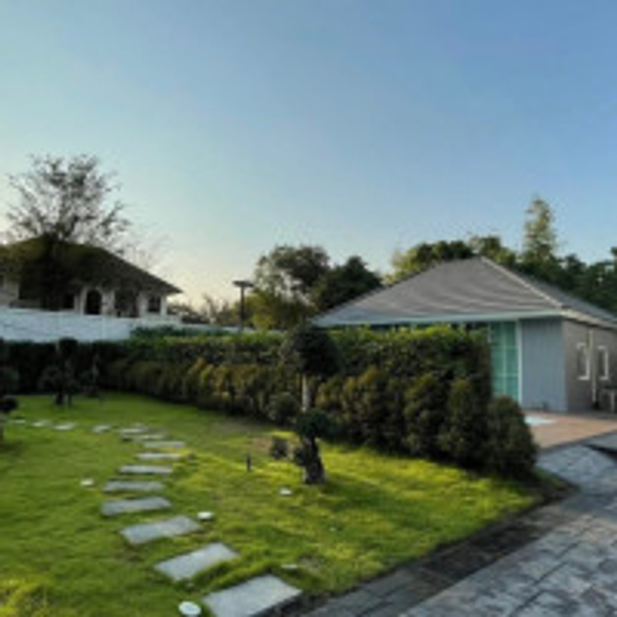 HouseNawamin, Ramindra : Sell/rent luxury mansion Baan Suan Neramit Or Ngoen-Ramintra, full area of ​​1 rai! 5 bedrooms, 5 bathrooms, has a private swimming pool + guest house, 45 million (rent 2 hundred thousand), fully furnished, ready to move in.