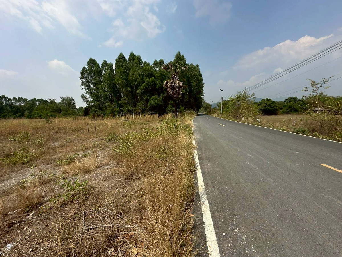 ขายที่ดินนครนายก : ขายที่ดินเปล่า ใกล้โรงเรียนเตรียมทหาร ตำบลศรีกะอาง อำเภอบ้านนา จังหวัดนครนายก เนื้อที่รวม 5 ไร่ 1 งาน ราคา 10,000,000 บาท