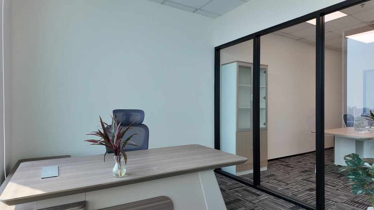 For RentOfficeKhlongtoei, Kluaynamthai : OK Space Punn, fully furnished office in Rama 4 area, near MRT Khlong Toei, view of Bang Krachao water curve, 28th floor, area 42 sq m., rent 50,400 baht*/sq m./month.