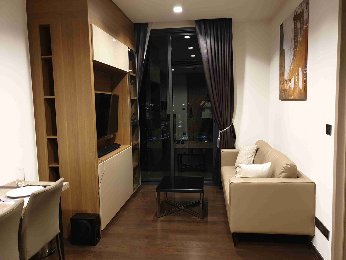 For SaleCondoRatchathewi,Phayathai : High-floor unit, beautifully decorated, great value. Condo for sale at The Line Ratchathewi by Sansiri. Only 220 meters to BTS Ratchathewi and 850 meters to Siam Paragon. Urgent sale.