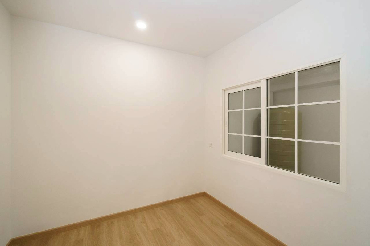 ขายทาวน์โฮมลาดกระบัง สุวรรณภูมิ : 🏡 NEW LISTING | เตรียมรีโนเวท ✨ทิศตะวันออก หลังริม วิวสวน + ไม่ชนใครทั้งหน้า–หลัง! “ซอยต้น + โล่งจริง + เป็นส่วนตัวสุดในโครงการ” ✨