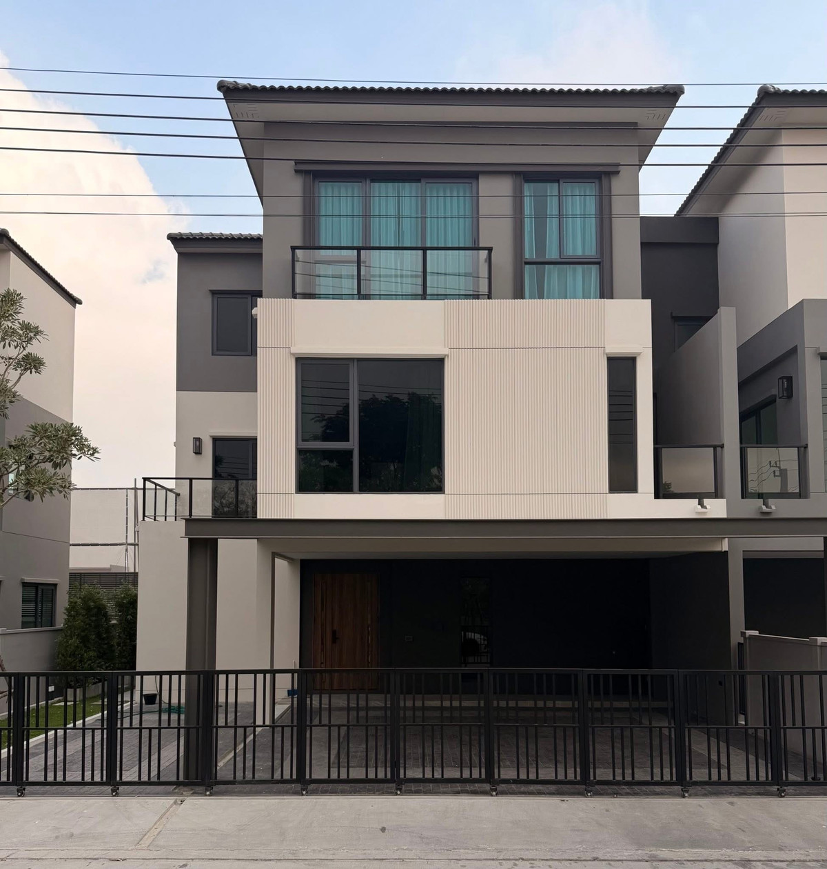 For RentBangna, Bearing, Lasalle : Twin house for rent 📍 Baan Klang Mueng The Edition Bangna 📍 4 bedrooms, 4 bathrooms, fully furnished and equipped with appliances.