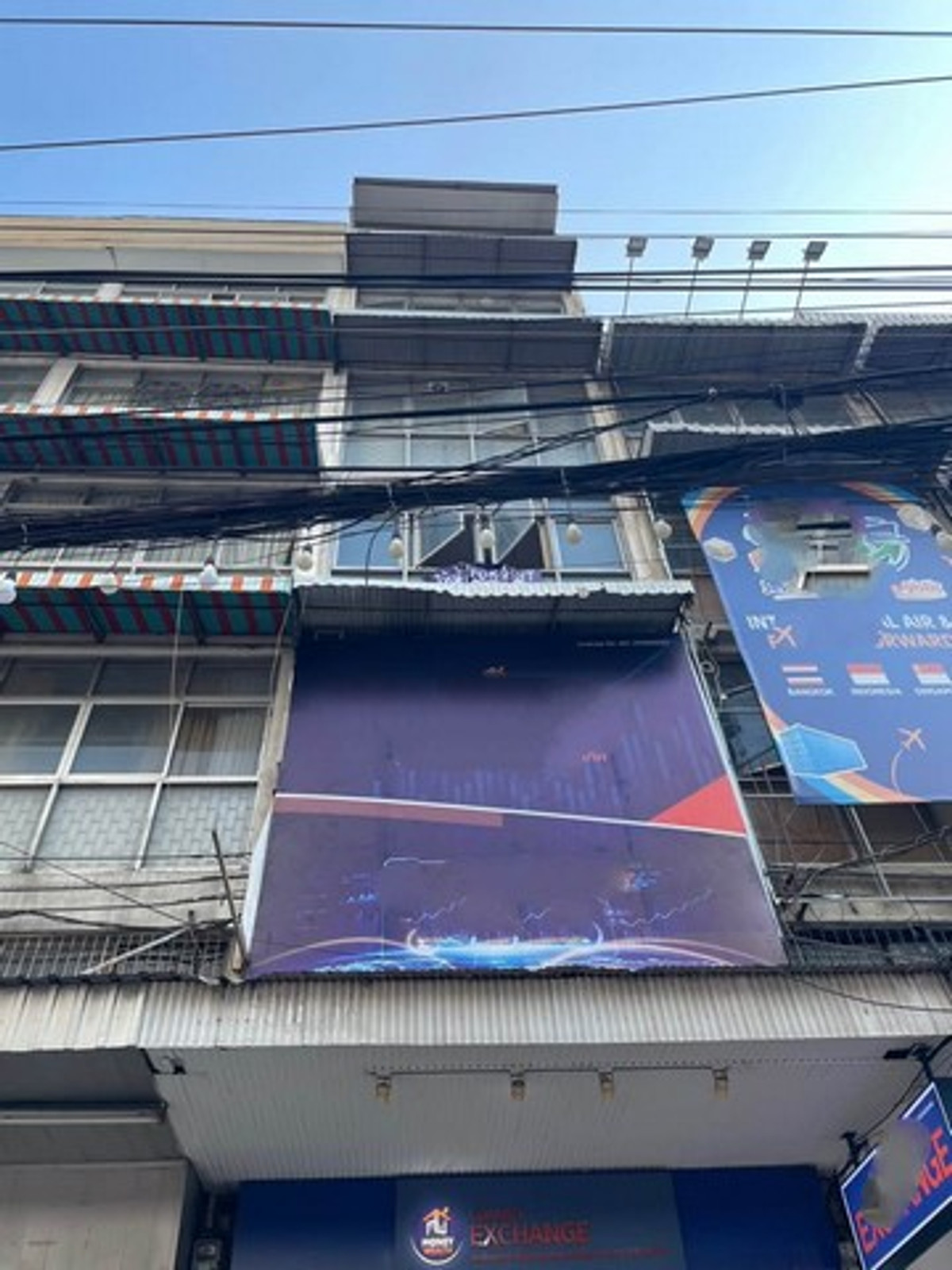 ให้เช่าอาคารพาณิชย์ราชเทวี พญาไท : HR3367ให้เช่าอาคาร 4 ชั้น  ประตูน้ำ-ราชปรารภ ตั้งอยู่ใจกลางย่านเศรษฐกิจและการค้าที่คึกคักที่สุดในกรุงเทพฯ เดินทางสะดวกสบาย ใกล้แหล่งช้อปปิ้ง