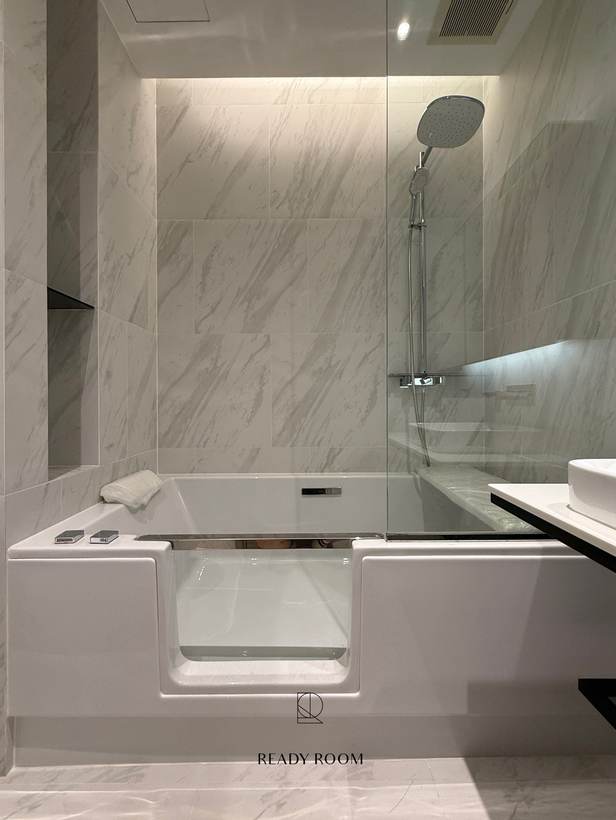 For RentCondoSukhumvit, Asoke, Thonglor : For rent: The Room Sukhumvit 38, price 40,000 baht.