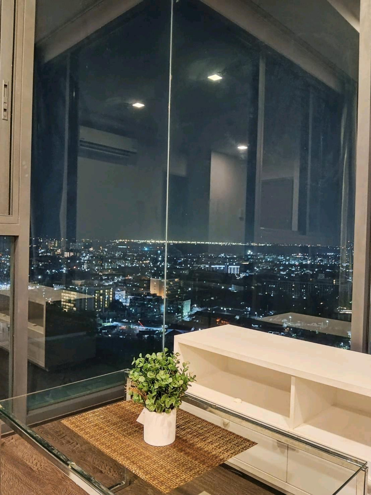 ให้เช่าคอนโดพัทยา บางแสน ชลบุรี สัตหีบ : Posh Pattaya​ ห้องมุม วิวทะเล+city