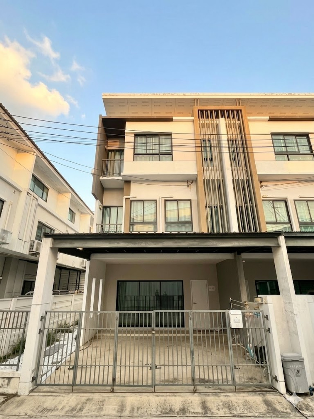 For SaleTownhomeVipawadee, Don Mueang, Lak Si : 3-story townhome for sale, corner unit, Patio Village. Vibhavadi-Songprapa, good location near Central Chaengwattana.