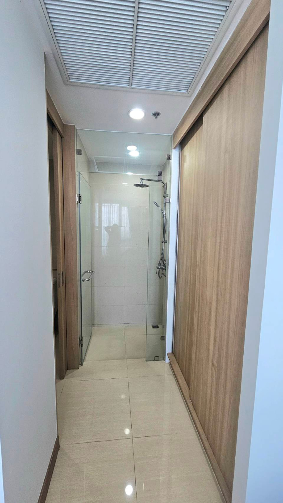 ให้เช่าคอนโดพัทยา บางแสน ชลบุรี สัตหีบ : ให้เช่าเดอะริเวียร่าวงศ์อมาตย์บีช 50,000 บาท/เดือน | 2 ห้องนอน 2 ห้องน้ำ | 70 ตรม. | วิวทะเล | 37 ชั้น