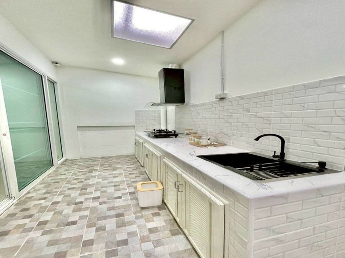 For SaleTownhomeSriracha Laem Chabang Ban Bueng : Townhome for sale in Sriracha, near Central and Robinson Department Stores. 3 bedrooms, The Central 2. Ready to move in.