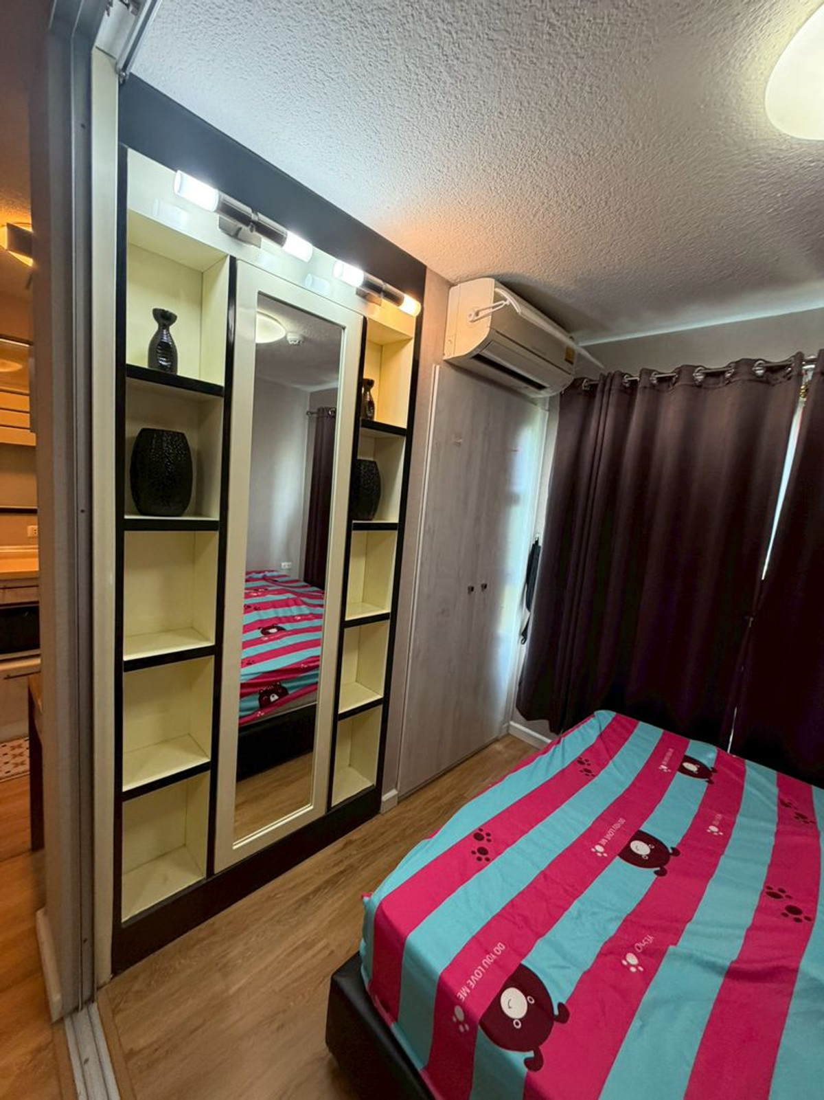 For RentCondoLadkrabang, Suwannaphum Airport : #Room for rent in very good condition 7000 baht #24 sq m Condo LPN Lumpini On Nut-Lat Krabang 1 near Airport Link and Suvarnabhumi Airport. Located on On Nut-Lat Krabang Road, next to the main road, opposite Wat Lan Bun Market. #Complete electrical applia