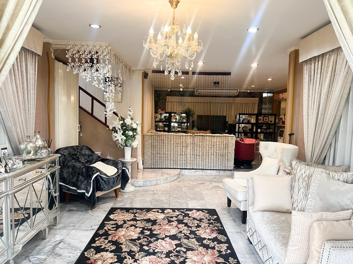 For SaleHouseSukhumvit, Asoke, Thonglor : 2-story detached house, prime location, Sukhumvit 103, large house, wide area, complete functions, with lawn and usable area around the house. Suitable for large families, convenient travel, close to the BTS and many large department stores.