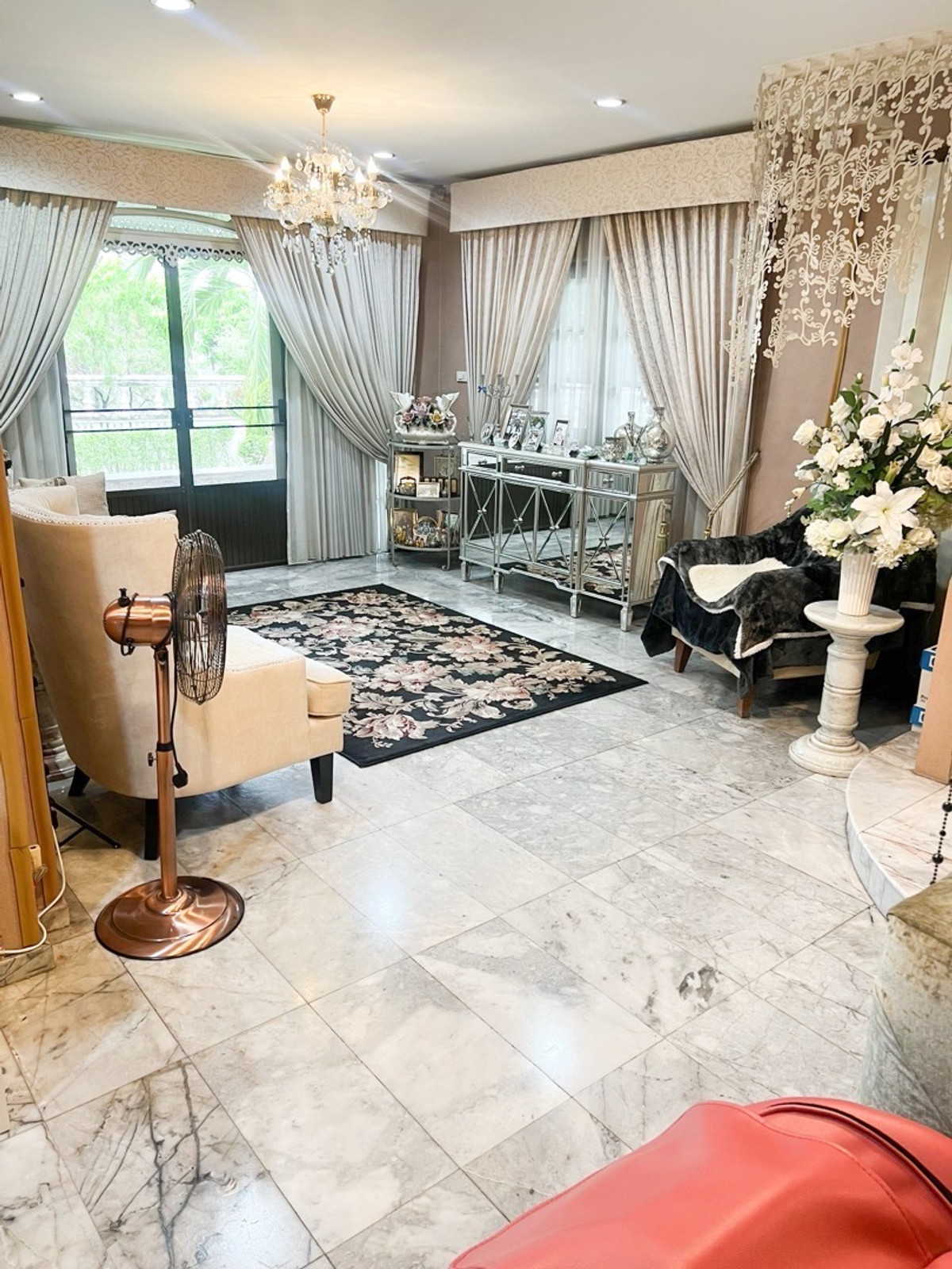 For SaleHouseSukhumvit, Asoke, Thonglor : 2-story detached house, prime location, Sukhumvit 103, large house, wide area, complete functions, with lawn and usable area around the house. Suitable for large families, convenient travel, close to the BTS and many large department stores.