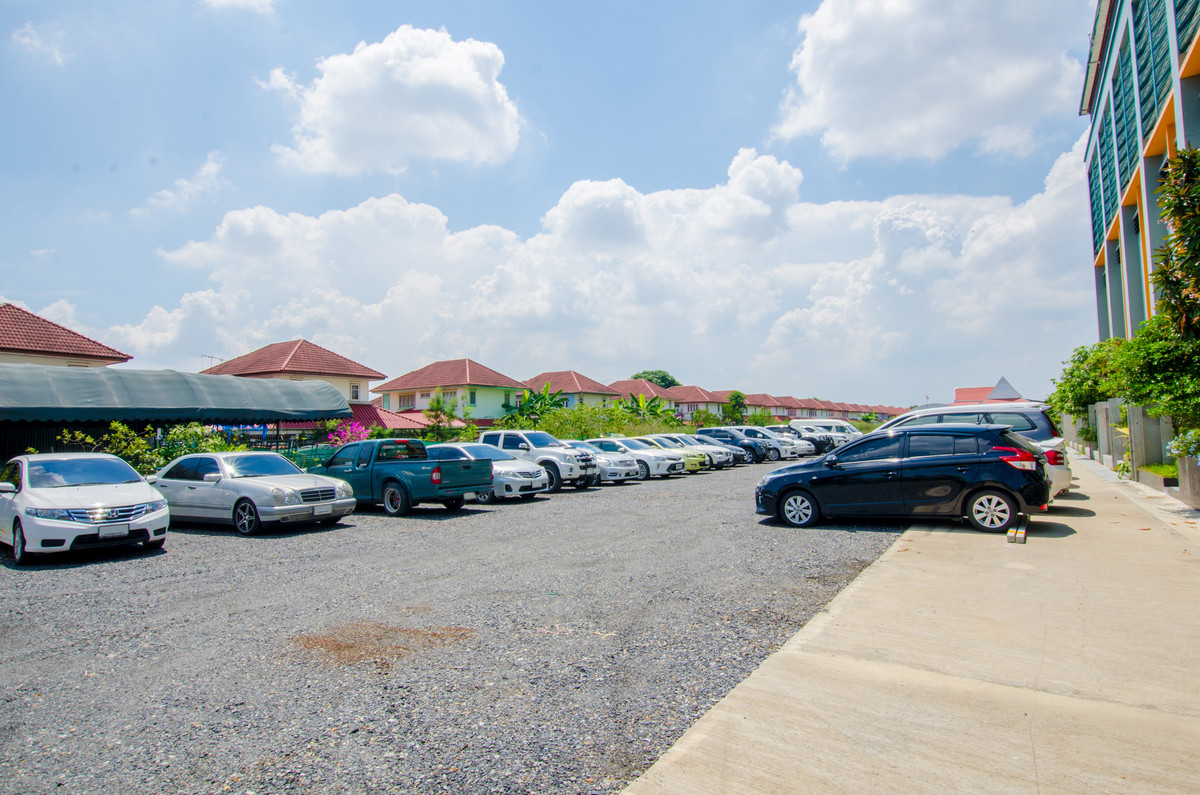 For RentWarehousePathum Thani,Rangsit, Thammasat : For rent: 2 rubber-soled futsal field areas, 4th floor, suitable for sports business operators.