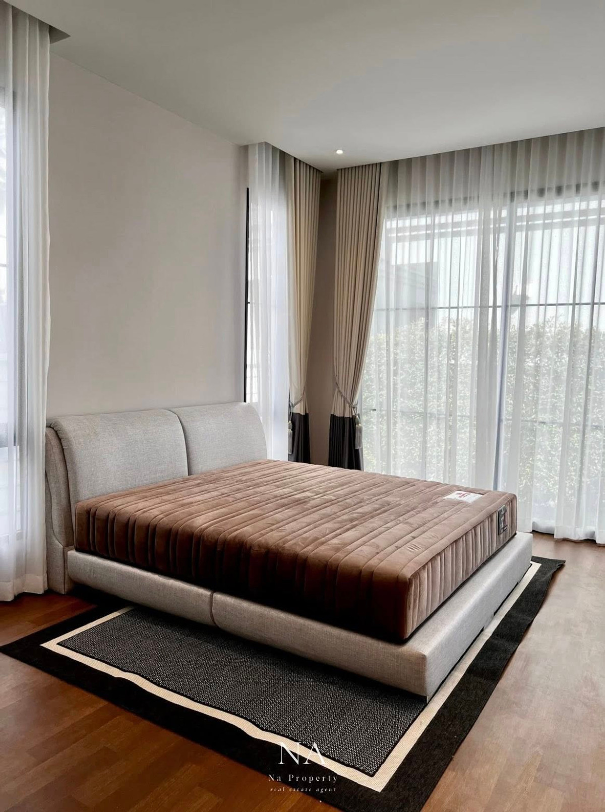 บ้านพัฒนาการ ศรีนครินทร์ : House for rent: Malton Gates new Krungthep Kreetha, 250,000 THB. 5 bedrooms, 6 bathrooms, 544 sq m usable area, 107.7 sq wah land area. Near Rama 9, Pattanakarn, Suan Luang, Srinakarin, Bang Na, Suvarnabhumi Airport, Ramkhamhaeng, Ploenchit, Sukhumvit.