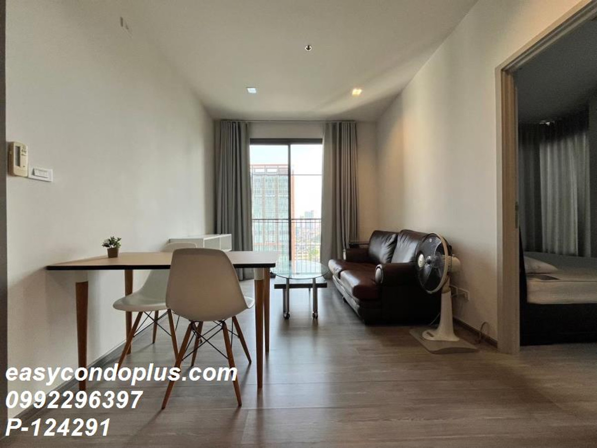 For RentCondoWongwianyai, Charoennakor : P-124291 Stunning 1 Bed at 98 Wireless Near BTS Wongwian Yai, 16,000 THB | Line Id: @easycondoplus | 099-229-6397