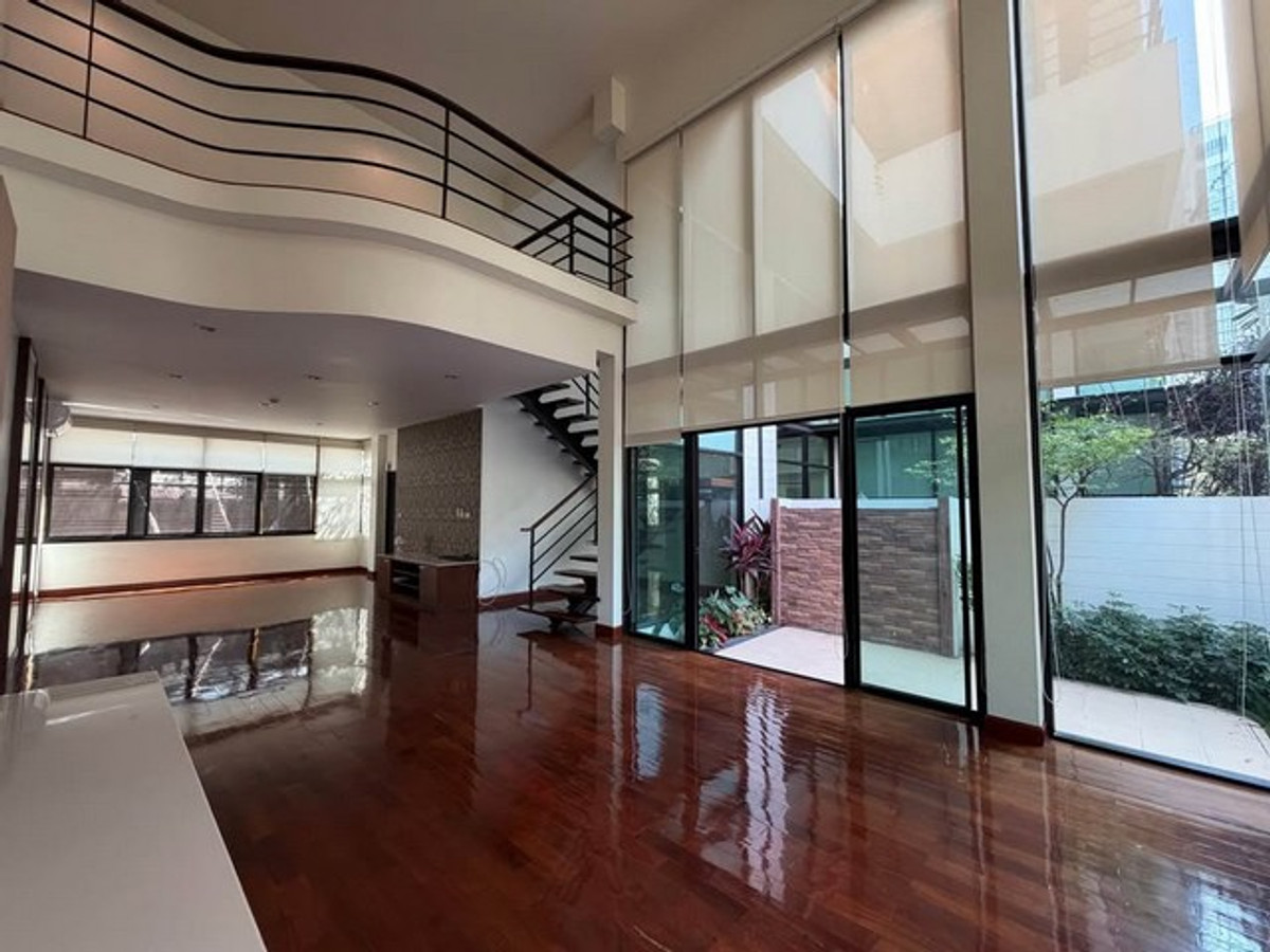 For RentHouseSukhumvit, Asoke, Thonglor : HR3355 House for rent, Private Compound, in the heart of Sukhumvit (Phrom Phong) | 4 private units on an area of ​​over 229 sq m., ready to move in.