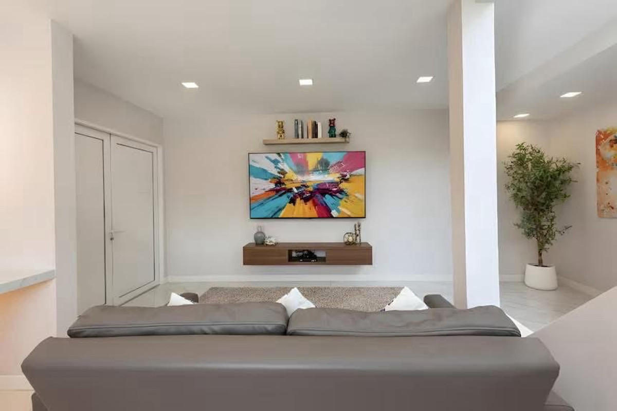 ให้เช่าบ้านรัชดา ห้วยขวาง : ปล่อยเช่าบ้าน 2 ชั้น หลังมุม ขนาด 36 ตรว. 300 ตรางเมตร ซอยรัชดา 18 บ้านสวยตกแต่งใหม่ เฟอร์นิเจอร์ครบพร้อมอยู่ ในหมู่บ้าน ปลอดภัยไม่มีโจร เพื่อนบ้านดีไม่มีปัญหา จอดรถหน้าบ้านได้ 1-2 คัน
