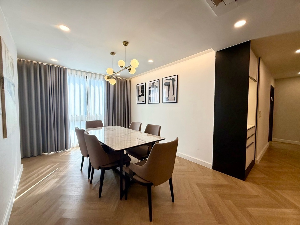 For RentCondoSukhumvit, Asoke, Thonglor : Newly Renovated/ Spacious 3 Bedrooms in Phrom pong ✨