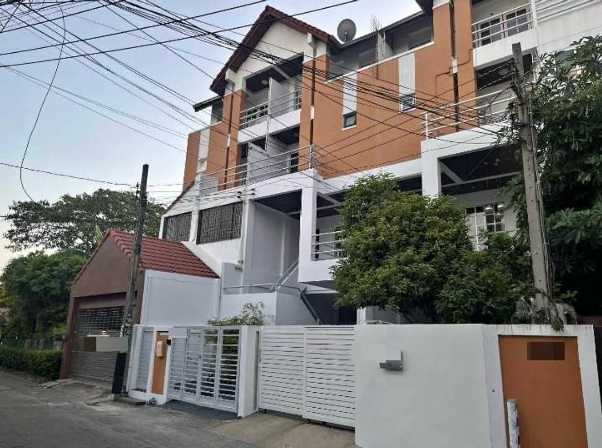 For RentHome OfficeRatchadapisek, Huaikwang, Suttisan : For rent‼️4-story townhome, completely renovated | Suitable for living / making an office / registering a company 🚇Location: Suthisan Road (near MRT Suthisan, can walk)