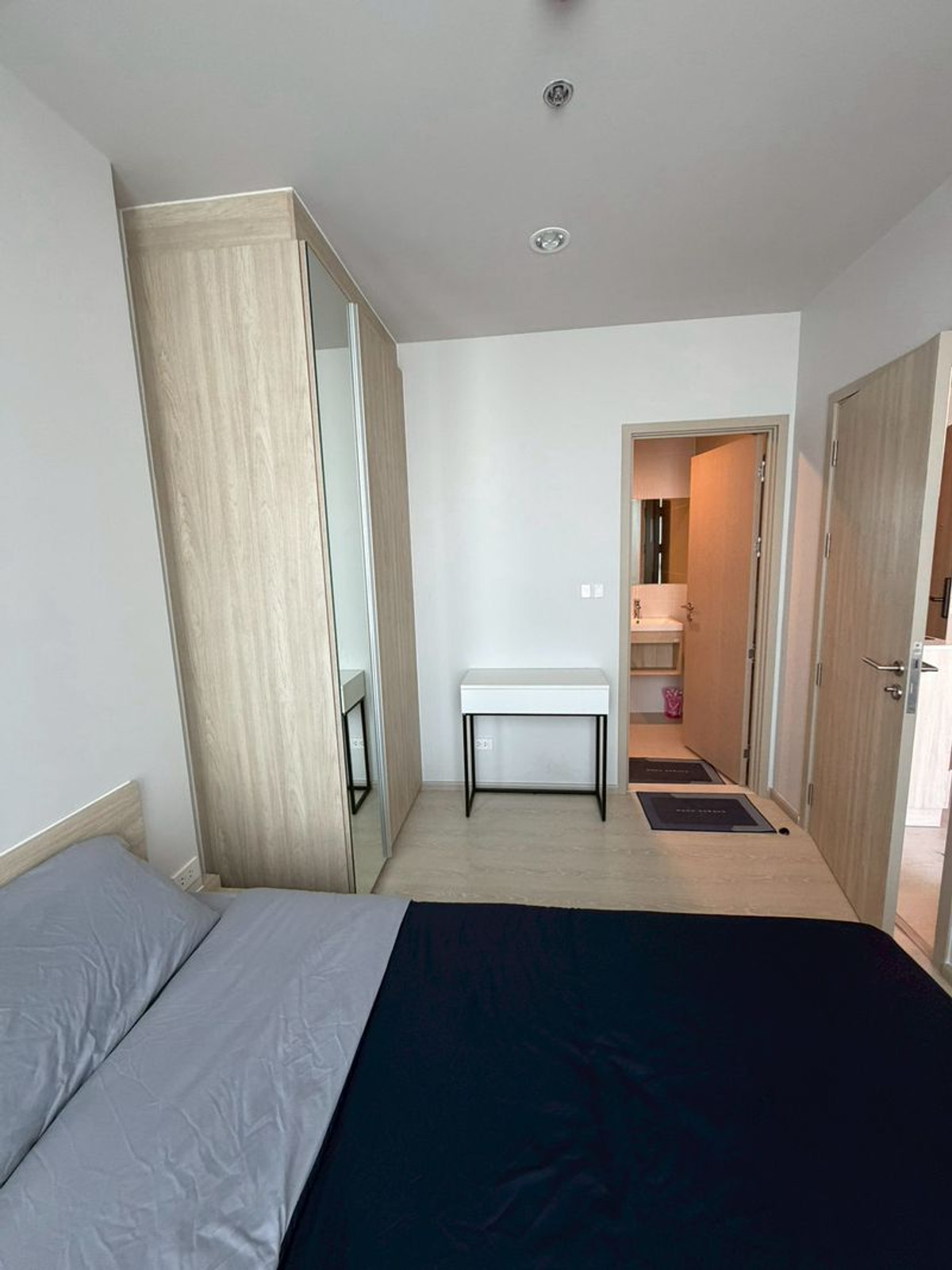 For RentCondoBangna, Bearing, Lasalle : Room for rent, 1 bedroom, 28 sq m, ready to move in, good location in Bangna area, walk 20 steps to Mega Bangna mall, NUE Mega Plus Bangna, New Mega Plus Bangna, new room, fully furnished.