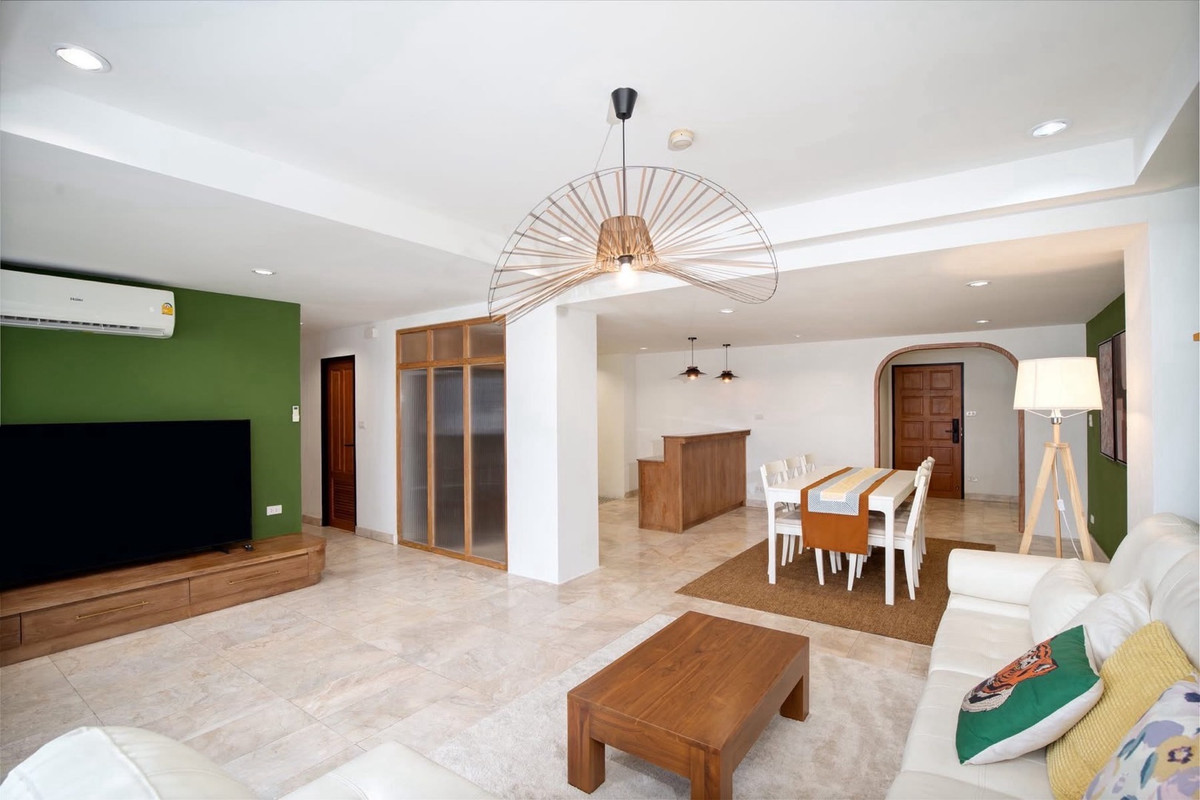 For RentCondoSukhumvit, Asoke, Thonglor : 3-Bedroom Condo for Rent Sukhumvit 15 Opposite NIST near BTS Asoke, Newly Renovated 150 sq.m. Family Unit