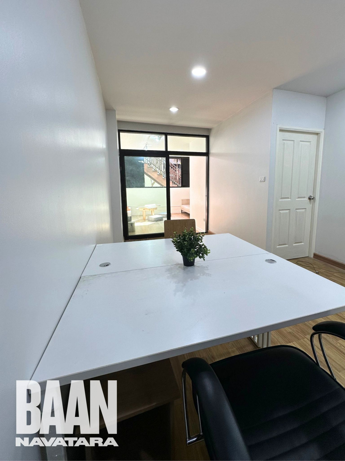 ให้เช่าคอนโดเกษตร นวมินทร์ ลาดปลาเค้า :  คอนโดบ้านนวธารา 61ตรม. ชั้น1 ห้องอยู่บริเวณหัวมุม เงียบสงบ  ถเข้าได้ 2 ทาง หน้าห้อง เข้าจากที่จอดรถ และ หลังห้อง ออกไปเป็นสระว่ายน้ำและ fitness