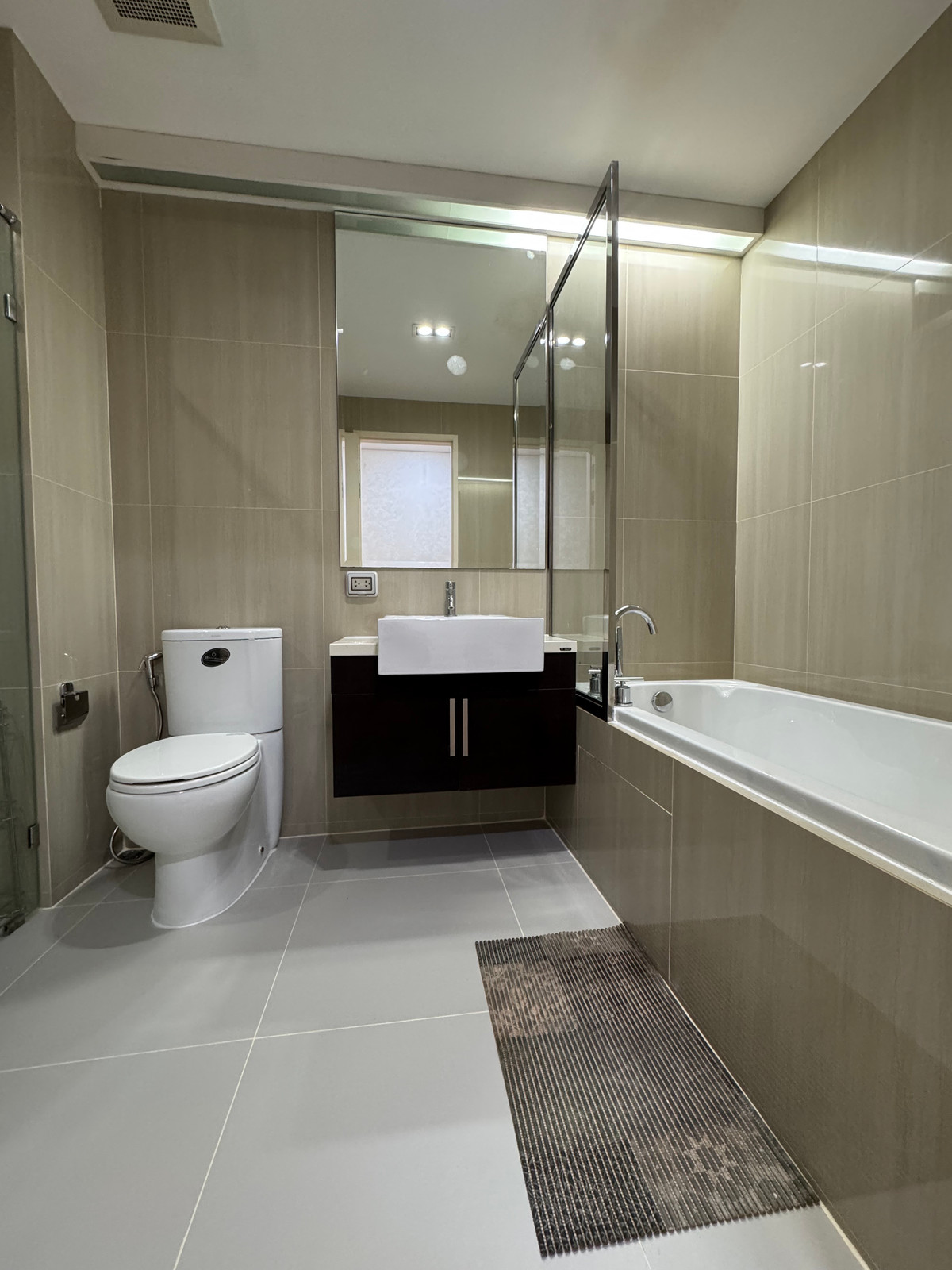 ให้เช่าคอนโดพระราม 9 เพชรบุรีตัดใหม่ RCA : ให้เช่า Villa Asoke Duplex ชั้นสูง พื้นที่กว้าง 90 ตร.ม. ห้องสวยหรูสภาพนางฟ้า