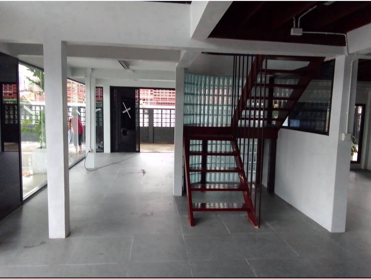 For RentHome OfficeRatchadapisek, Huaikwang, Suttisan : 💙Building Ratchada-Sutthisan-Huai Khwang 520 square meters for rent, furnished. 2-story building, land area 100 square meters, parking for 12 cars🚗