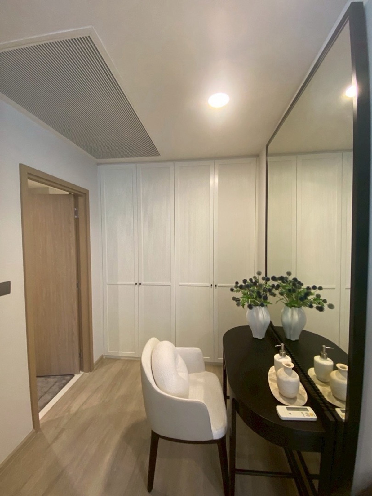 For RentCondoRama9, Petchburi, RCA : pynn soonvijai 3 bedroom ready to move in