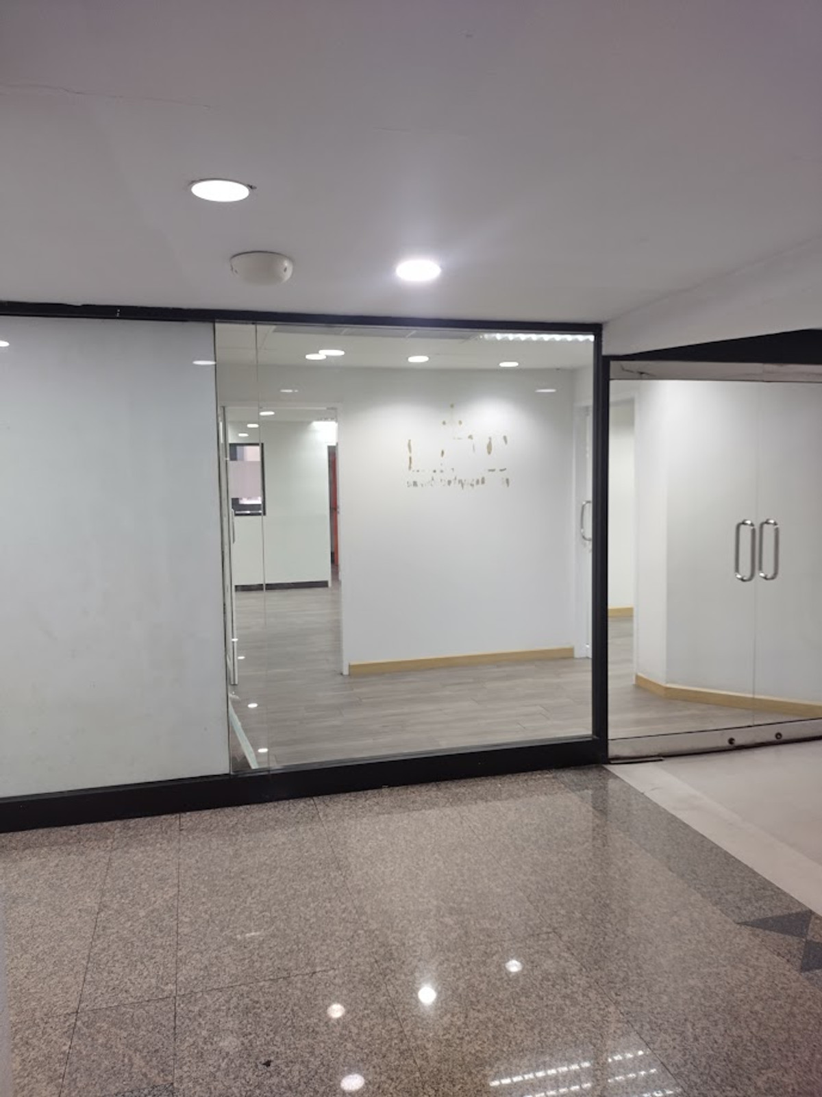 For SaleOfficeRatchathewi,Phayathai : Office space for sale, 93 sq m., Phayathai Plaza, next to BTS Phayathai.