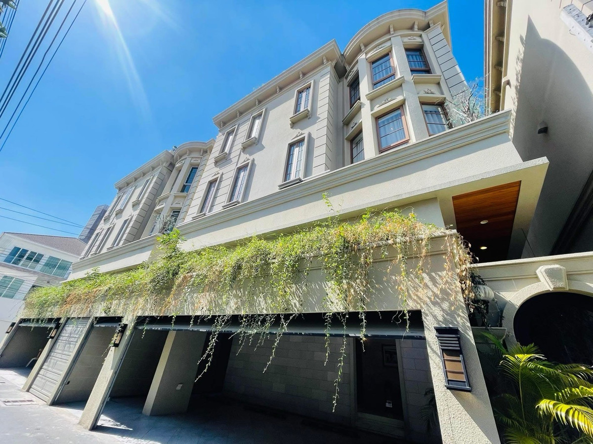 For RentHouseSukhumvit, Asoke, Thonglor : ✨For Sale and Rent luxury house Pool Villa 4+3 living rooms, 6 bathrooms. 864sq.m.Classic European style Sukhumvit 63 (Ekkamai 28)✨