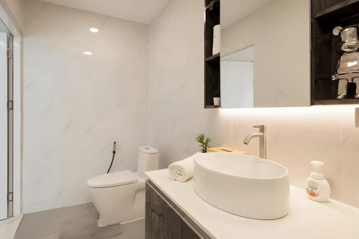 ให้เช่าบ้านรัชดา ห้วยขวาง : ปล่อยเช่าบ้าน 2 ชั้น หลังมุม ขนาด 36 ตรว. 300 ตรางเมตร ซอยรัชดา 18 บ้านสวยตกแต่งใหม่ เฟอร์นิเจอร์ครบพร้อมอยู่ ในหมู่บ้าน ปลอดภัยไม่มีโจร เพื่อนบ้านดีไม่มีปัญหา จอดรถหน้าบ้านได้ 1-2 คัน
