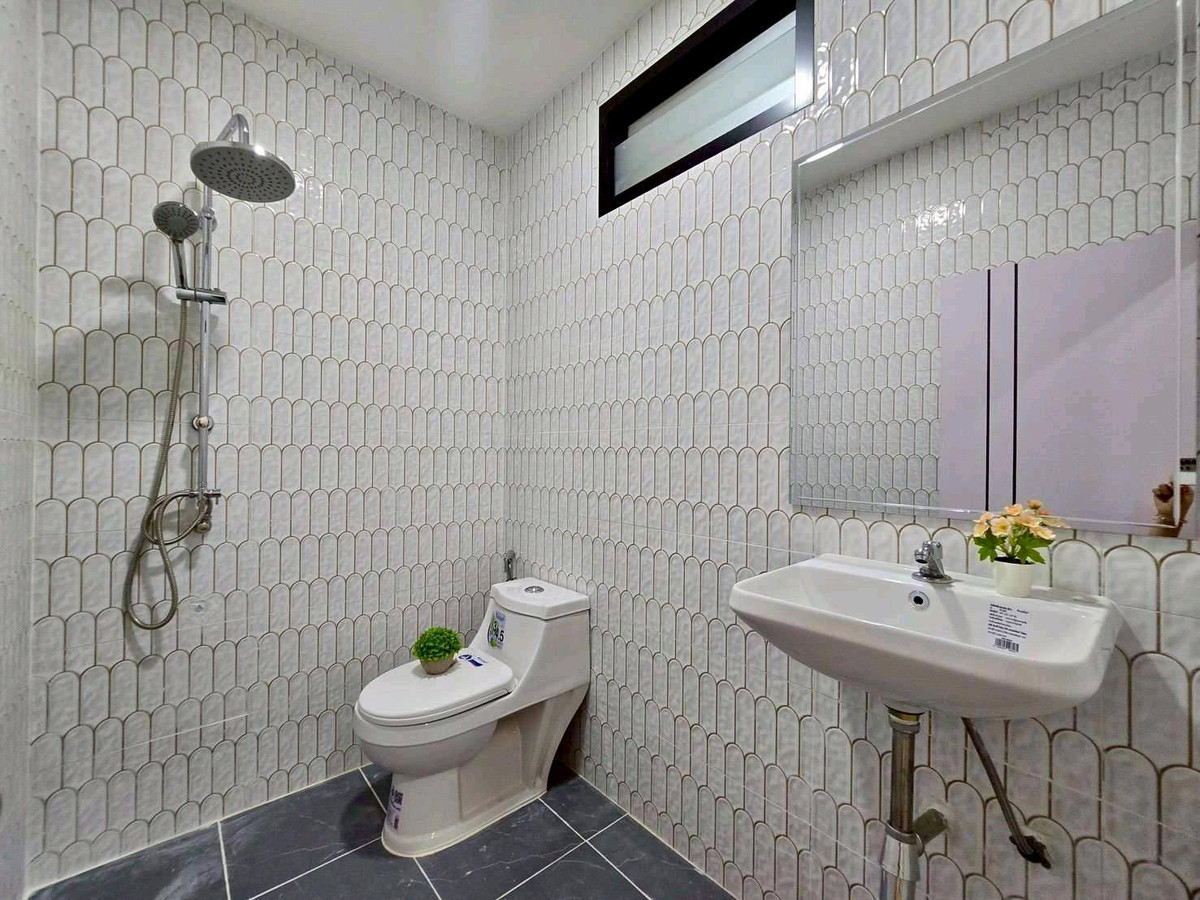 For SaleTownhomeNawamin, Ramindra : 2-story townhouse for sale, Phanason Village 1, along Khlong Song 4, Liap Khlong Song Market. Wat Phraya Suren Fashion Island, Safari World, Ramindra, Jazz, Khubon, Makro, Lotus, Panya Indra, Bang Chan Temple, Bang Chan School, Synphaet Hospital, Nopparat