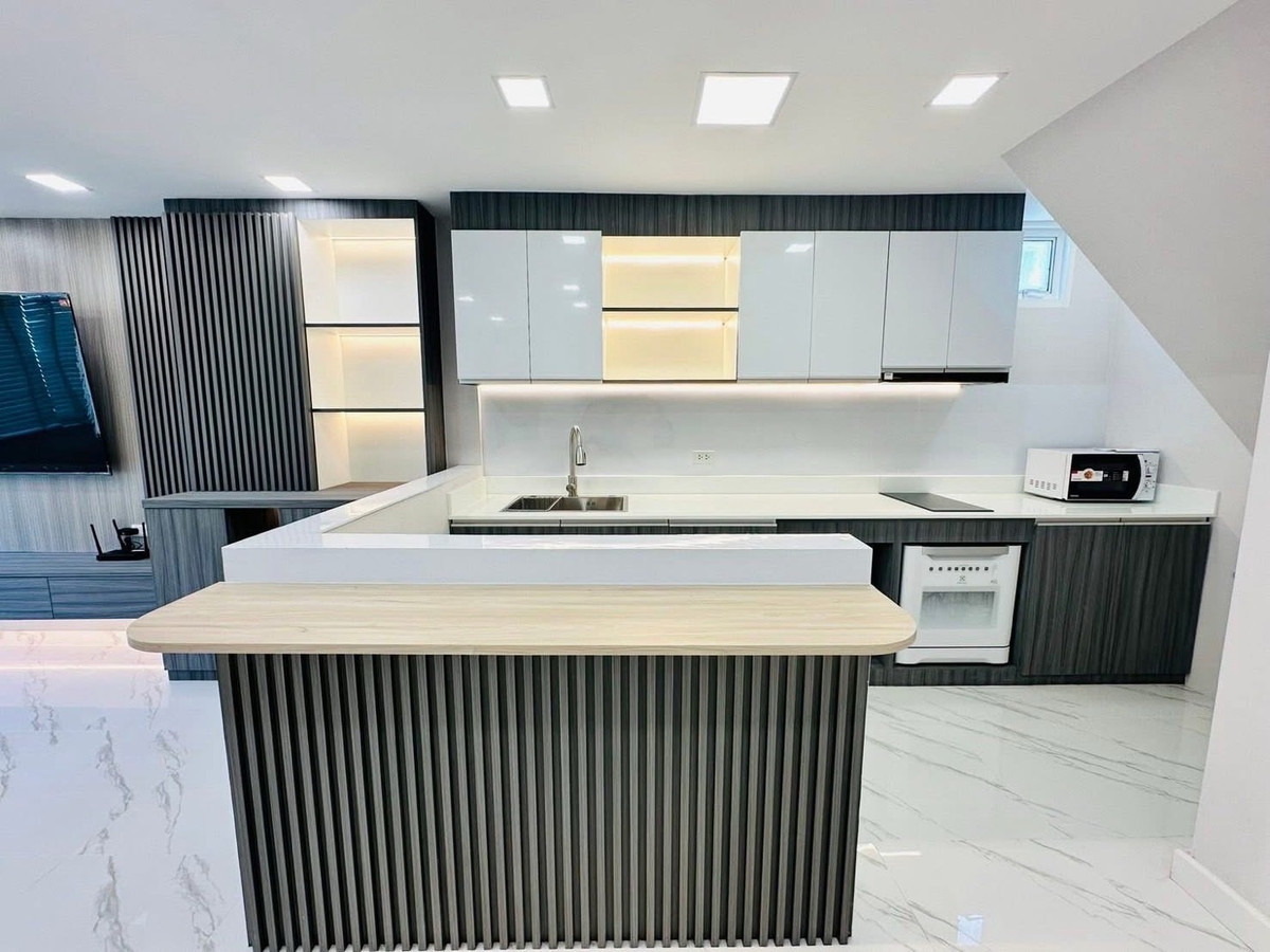 ให้เช่าบ้านรัชดา ห้วยขวาง : ปล่อยเช่าบ้าน 2 ชั้น หลังมุม ขนาด 36 ตรว. 300 ตรางเมตร ซอยรัชดา 18 บ้านสวยตกแต่งใหม่ เฟอร์นิเจอร์ครบพร้อมอยู่ ในหมู่บ้าน ปลอดภัยไม่มีโจร เพื่อนบ้านดีไม่มีปัญหา จอดรถหน้าบ้านได้ 1-2 คัน
