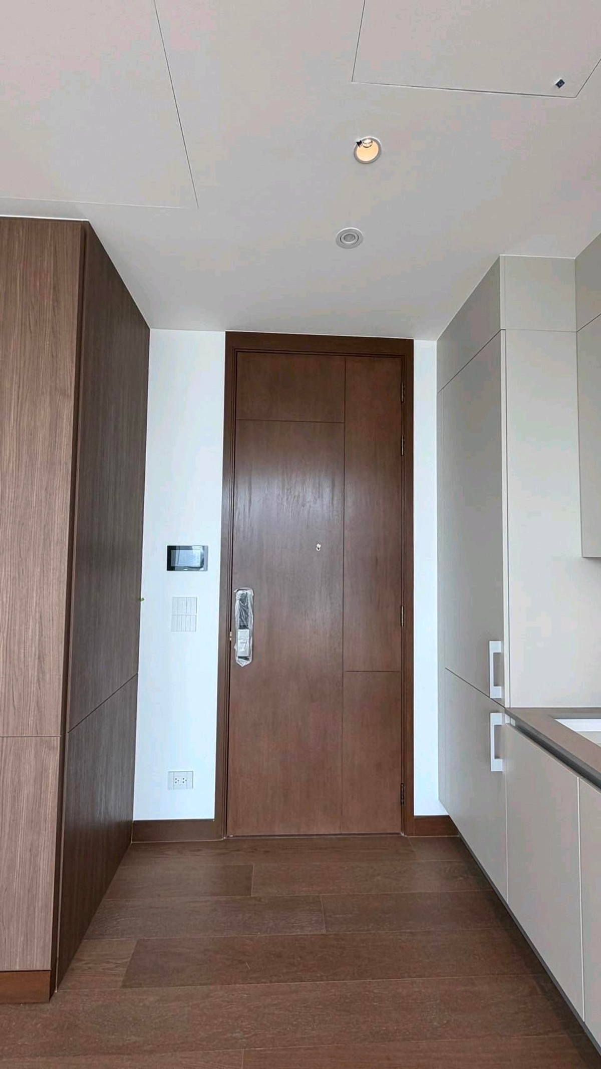 ขายคอนโดสีลม ศาลาแดง บางรัก : ขายคอนโดหรู Dusit Residences ใจกลางสีลม ทำเลศักยภาพสูง ใกล้ MRT สีลม เพียงไม่กี่ก้าว เชื่อมต่อย่านธุรกิจ CBD ได้อย่างสะดวก 