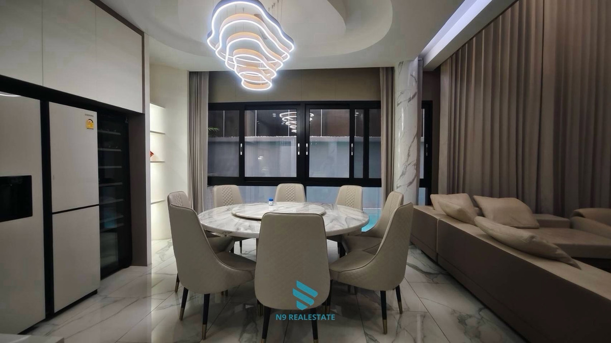 ขายบ้านเลียบทางด่วนรามอินทรา : (ขาดทุน10ล้าน) The glamor บ้าน+สระว่ายน้ำแต่งสวยเฟอร์ครบ พร้อมอยู่ ห่างเอกมัย 10 นาที 