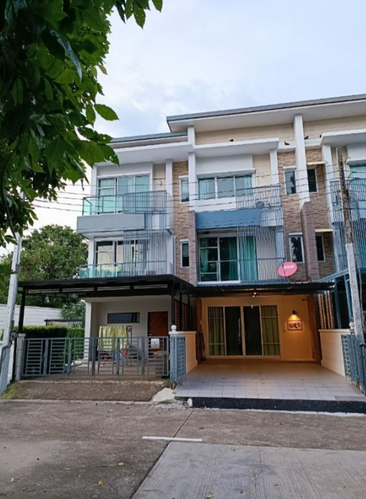 For RentTownhomeLadprao101, Happy Land, The Mall Bang Kapi : ✨ For rent, 3-story townhome, Town Plus X Ladprao project, 3 bedrooms, 3 bathrooms, 27 sq m 🏡💖